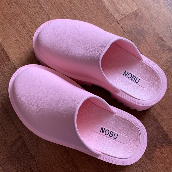 Universal Bubble Clogs. Super comfortable. - Picture 2 of 3